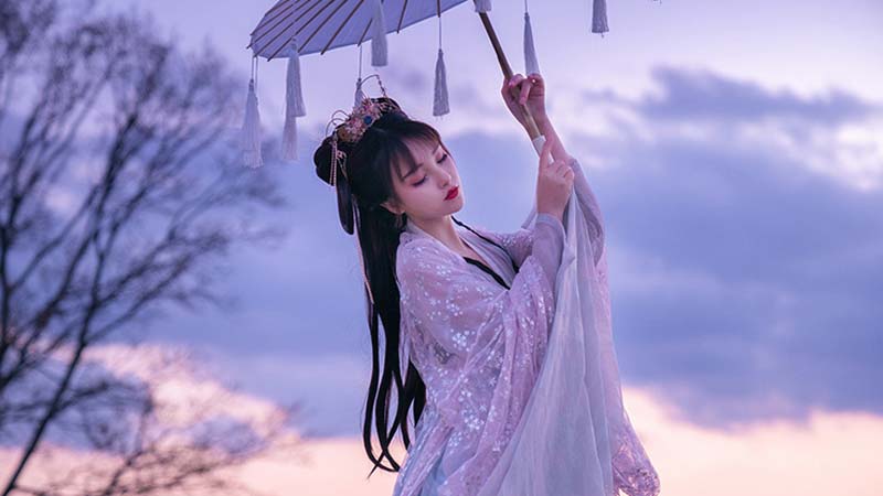 Ragazza giappponese indossa kimono da sposa al tramonto