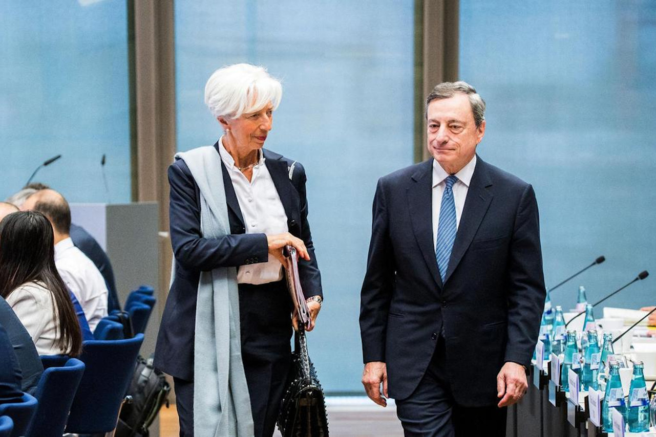 Draghi lascia il segno alla sua ultima riunione alla BCE: si ritorna al QE
